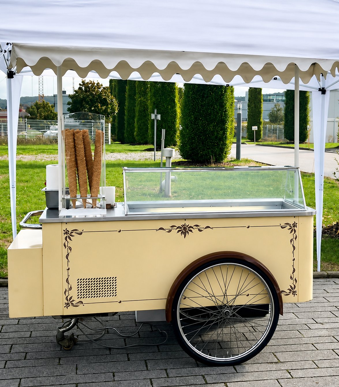 Das Let's Eis and more Catering unter dem Pavillon