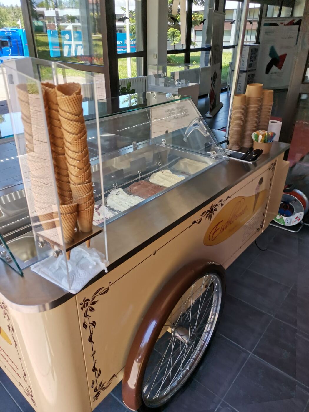 Handgemachtes Eis von Let's Eis and more Catering in der Vitrine
